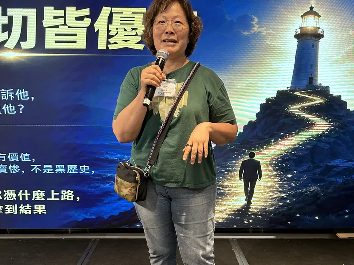 另一位學員上台，實戰演練鏡頭前嘅表達